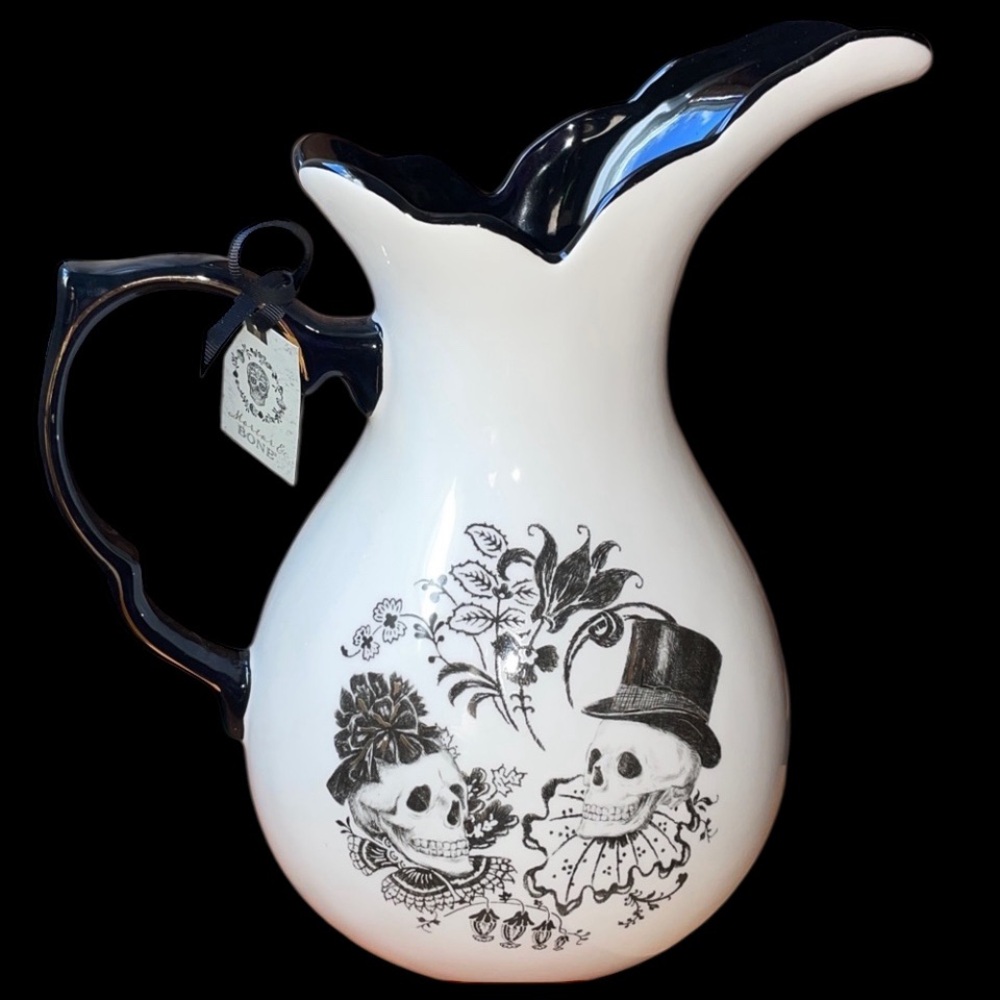 💀Victorian skull couple White and Black Skull Design Pitcher 💀NWT